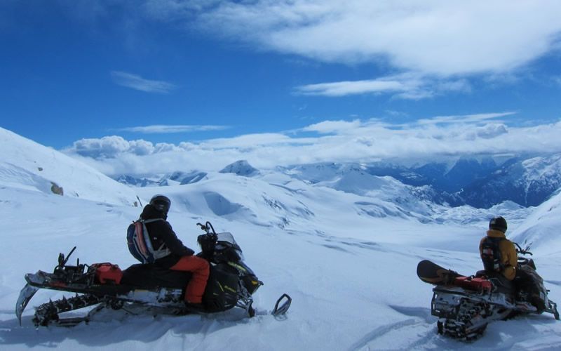 ballade en moto neige lors d'un séminaire au ski